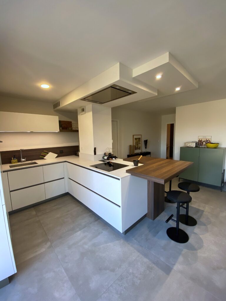 Rénovation d'un appartement, conception d'une cuisine ouverte, snaidero, plan de travail en Quartz. Carrelage de sol 90x90-TRIADE Bailleul - Nord de France - pas de calais - Lille - Les Flandres - Bailleul -La Belgique